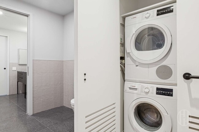 Building Photo - 547 W 47th St