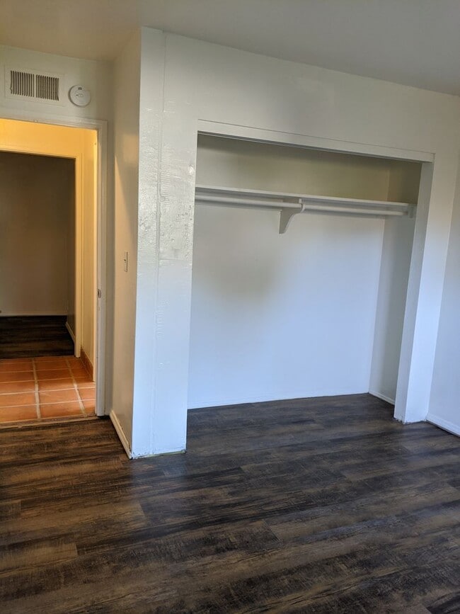 Building Photo - 4 BEDROOM 2 BATH ON CUL-DE-SAC AND LARGE YARD!