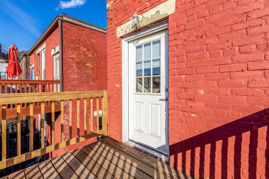 Private Deck - 2141 Freeman Ave