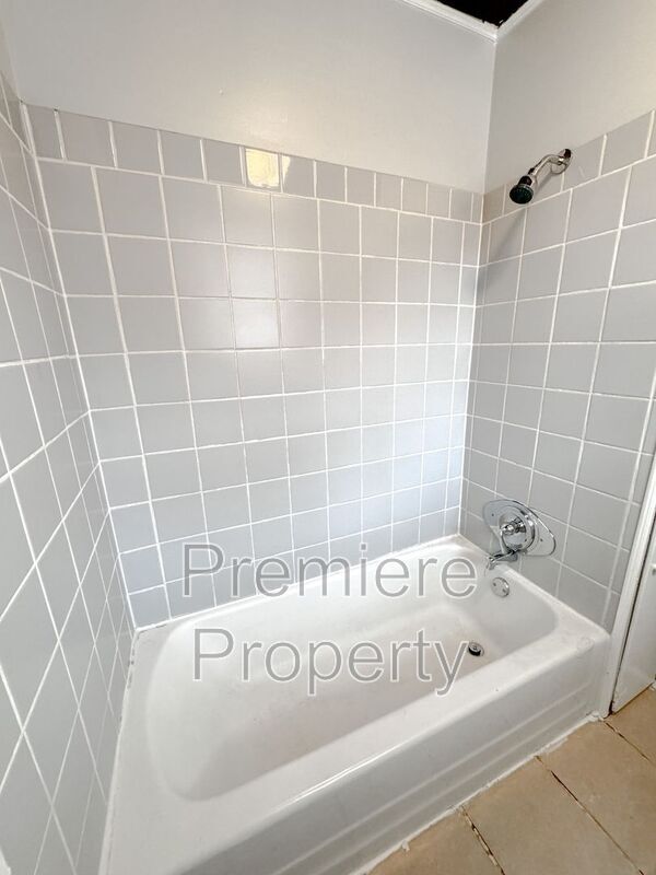 Building Photo - 1537 S Willow Ave