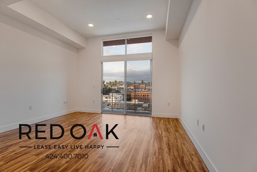 Building Photo - 453 S Kenmore Ave