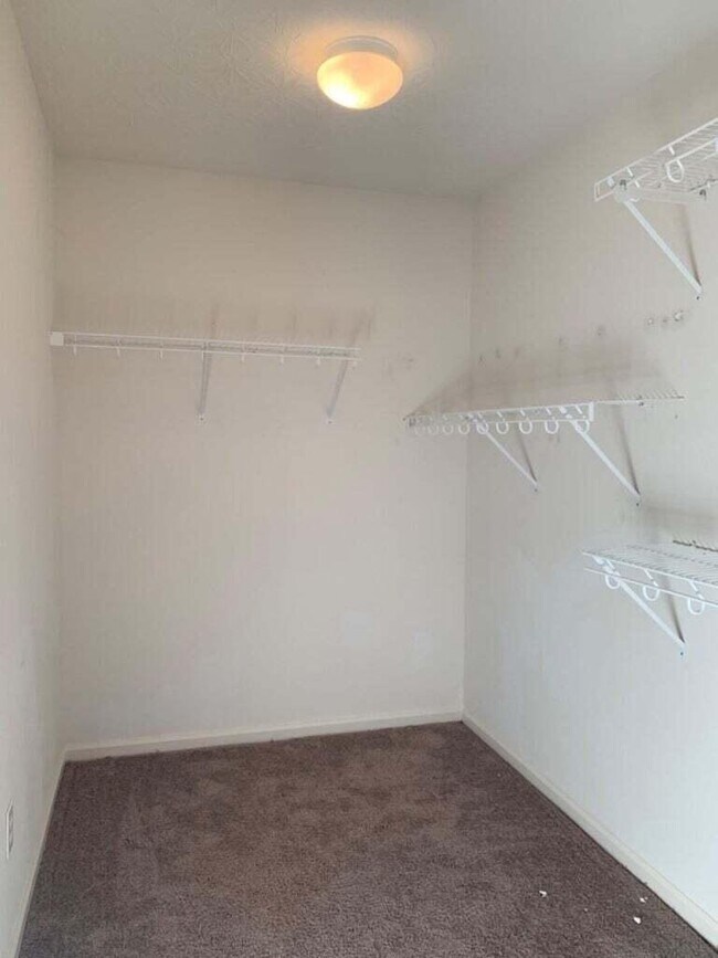 Building Photo - 772 Rosslyns Dale