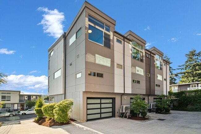 Building Photo - Elegant Mt. Baker End Unit Townhome with AIR CONDITIONING