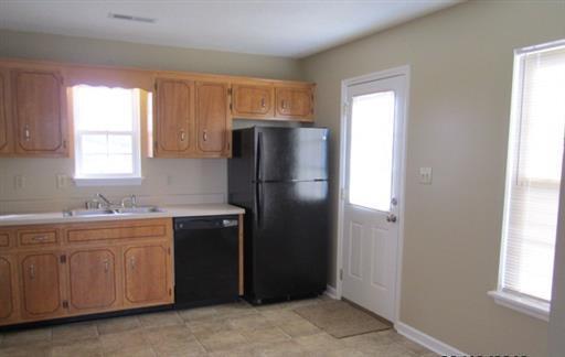Building Photo - 3 bedroom home close to Fort Campbell and ...