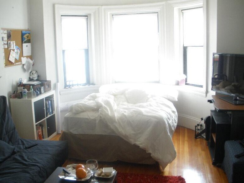 Building Photo - 533 Newbury St