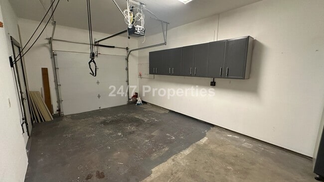 Building Photo - 3 BD | 2 BA Duplex with Fenced Backyard an...