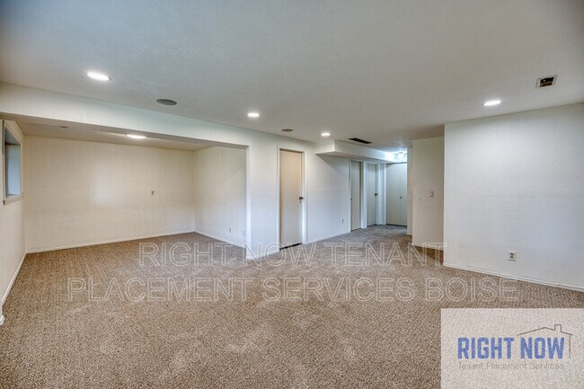 Building Photo - 10763 Hinsdale St