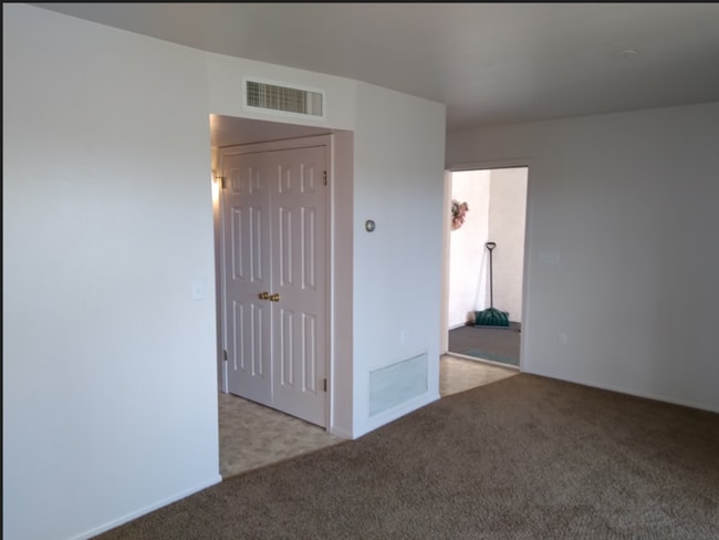 Building Photo - 204 E Jura Cir