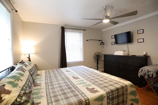 Building Photo - FURNISHED 3 Bed Winter Seasonal Great Location! Available 11/1/26 - $2395/mo