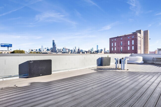 Building Photo - 562 W 18th St