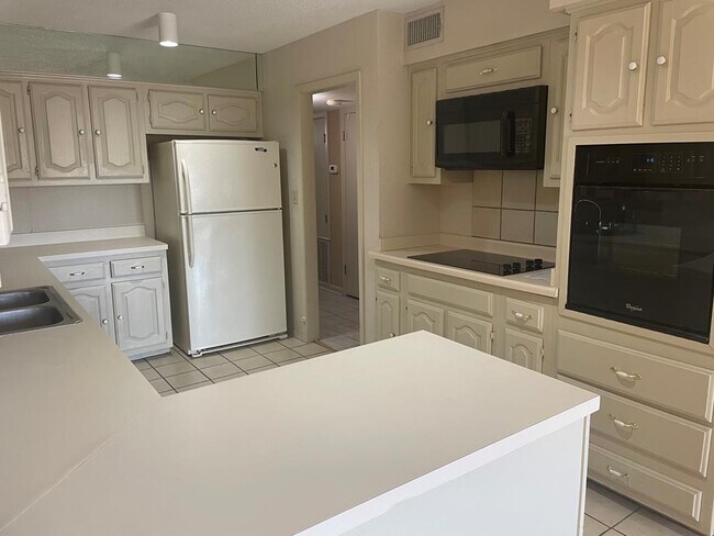 Building Photo - 379 Englewood Dr