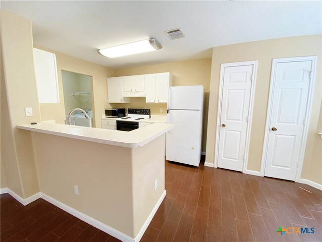 Building Photo - 833 Sagewood Trail