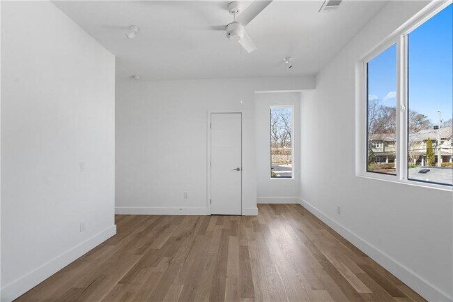 Building Photo - 147 Hutchinson St NE