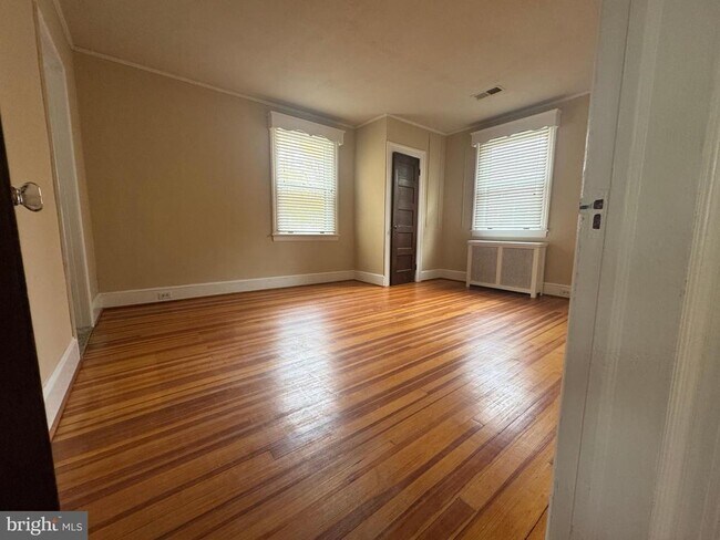 Building Photo - 3902 Hadley Square W