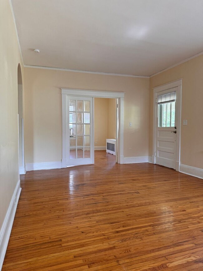 Building Photo - 3 Bedroom || 1.5 Bathroom Home