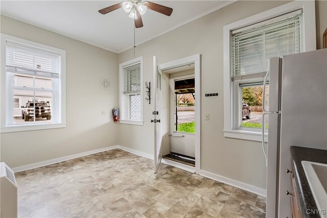 Building Photo - 25 College St