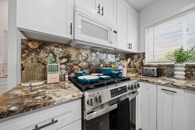 Building Photo - 606 S Sunshine Ave