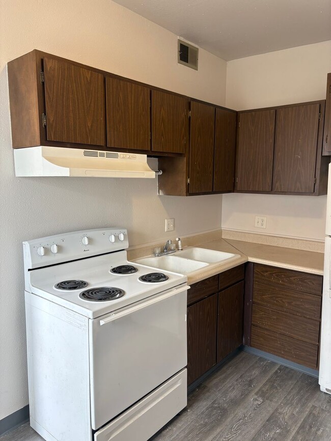 Building Photo - Spacious 2 Bedroom 1 Bath Home Across from UNC