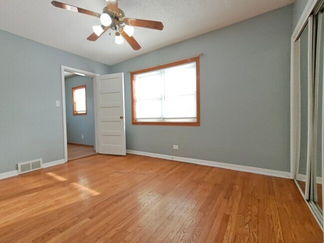 Building Photo - 2437 W Balmoral Ave