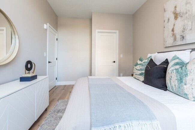 Building Photo - 1 bedroom den for 9/1 with garage parking!