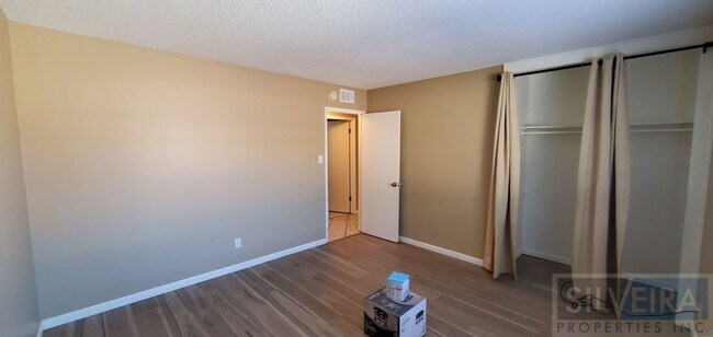 Building Photo - 1642 N Russell Ave