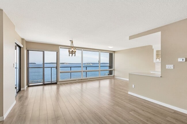 Building Photo - 2 Bedroom 2 Bath Top Floor Corner Unit  wi...
