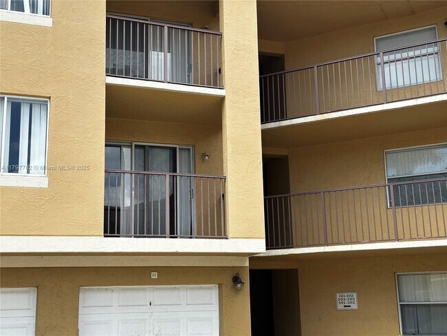 Building Photo - 791 N Pine Island Rd
