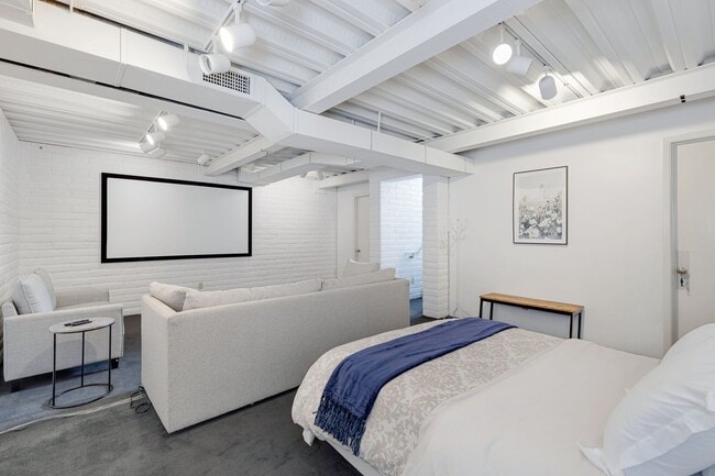 Building Photo - Mid-century modern home in Arcadia with pr...