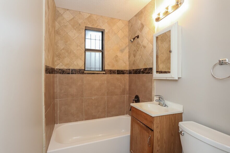 Building Photo - 2611 Lowes Pl