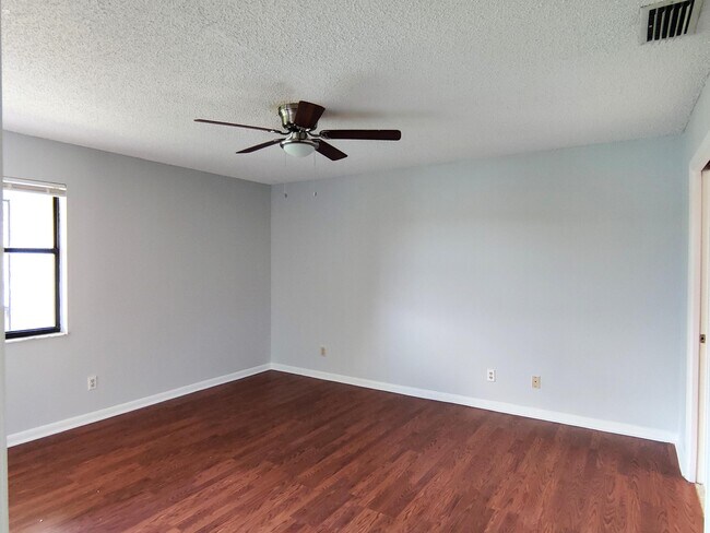 Building Photo - 1506 Lakeview Dr E