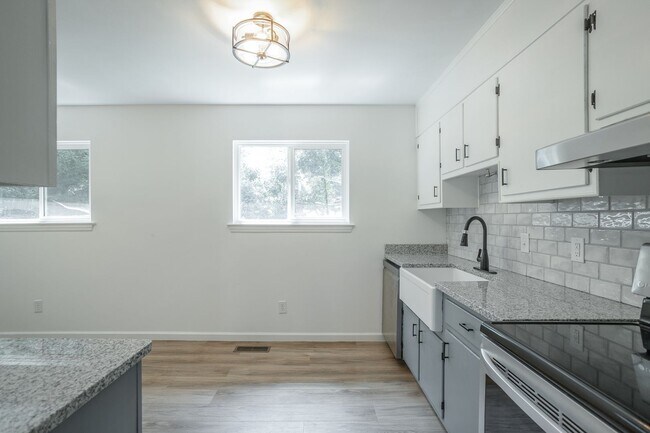Building Photo - Spacious House in Hixson