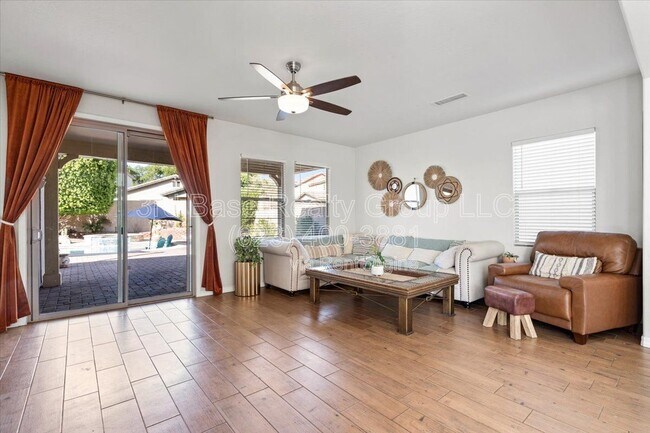 Building Photo - 21072 W Maiden Ln