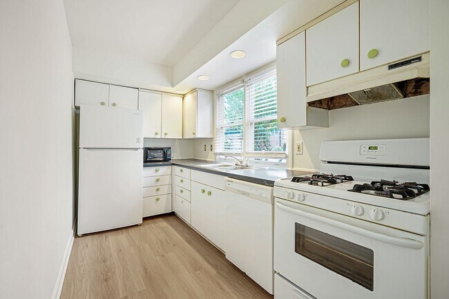 Building Photo - 505 N Greensboro St