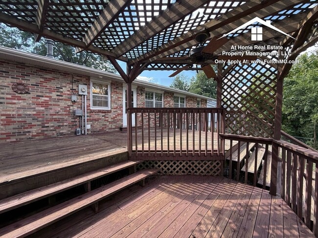 Building Photo - 511 Kleewood Dr