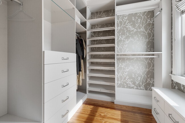 Building Photo - 29 Weston Hill Rd