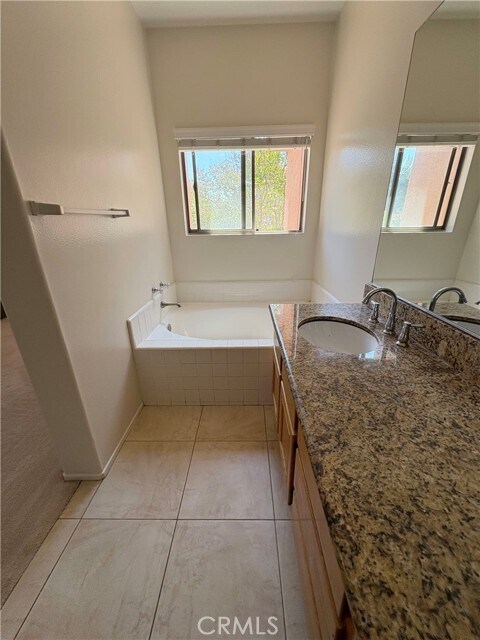 Building Photo - 2018 Villa Del Lago Dr