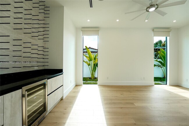 Building Photo - 333 NE Spanish Ct