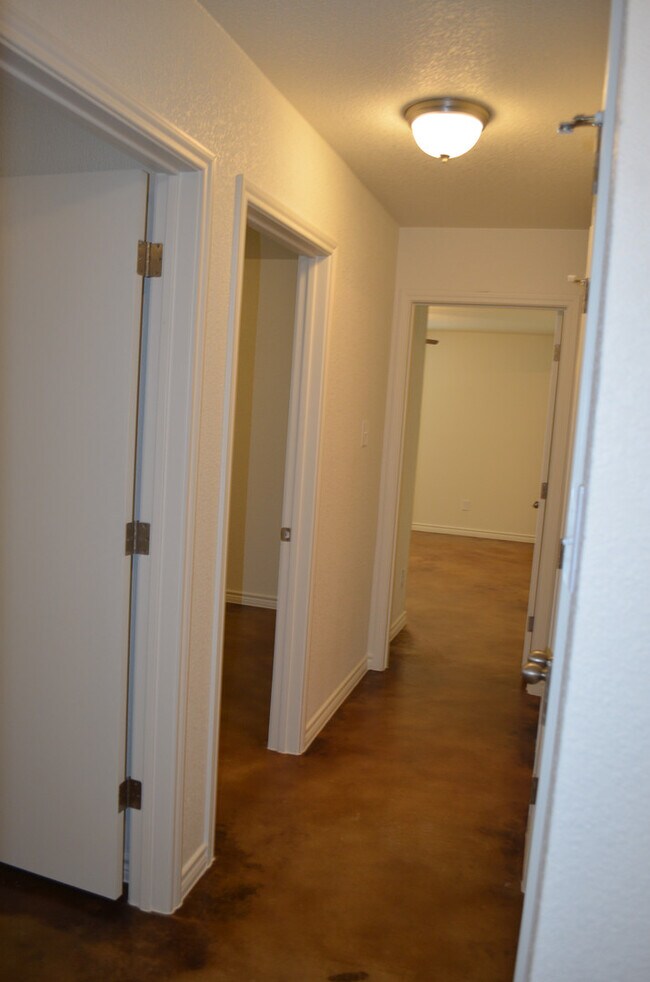 Building Photo - 914 Maplewood Dr