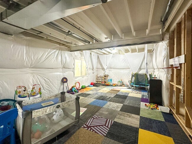 Building Photo - Almost Brand New Meadowlark 4bd 3.5ba home