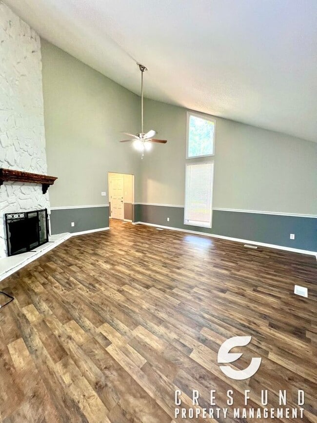 Building Photo - 3 BEDROOM AVAILABLE NOW - Convenient acces...