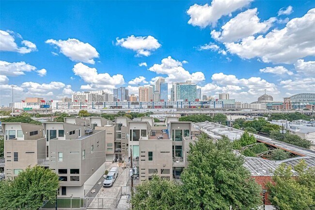 Building Photo - 2205 McKinney St