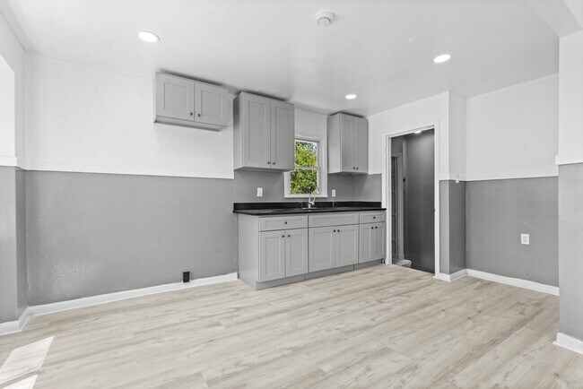 Building Photo - 16039 Fairmount Dr