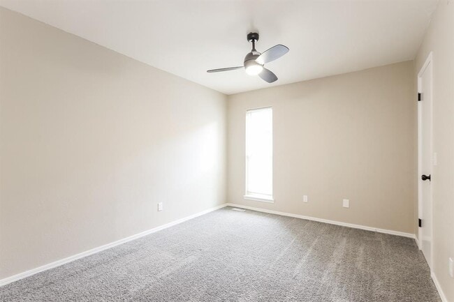 Building Photo - 10025 S Linn Ave