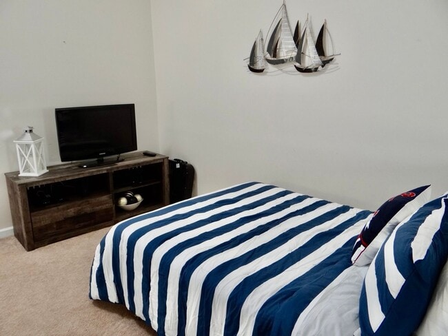 Building Photo - Beautifully Remodeled and Furnished Rental...