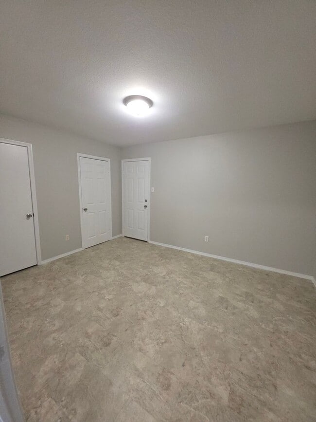 Building Photo - 600-604 East 7th