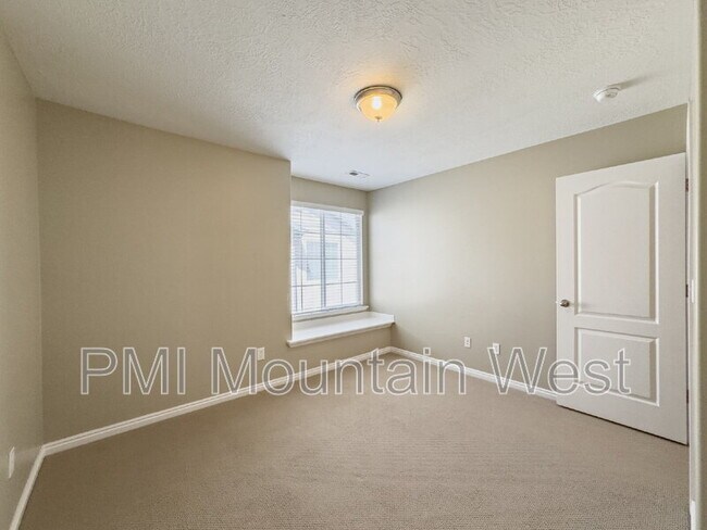 Building Photo - 948 Chelsea Ln