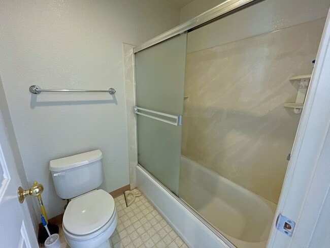 Building Photo - Spacious tri-level townhome in the heart of Hayward