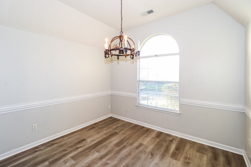 Building Photo - 10279 Green Moss Dr S