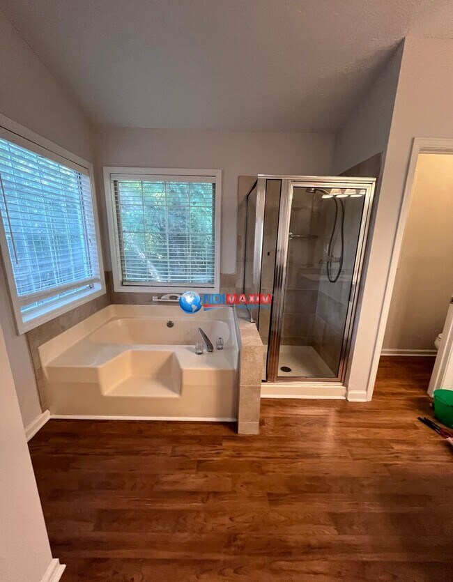 Building Photo - Newly renovated ranch in the COLLINS HILL ...