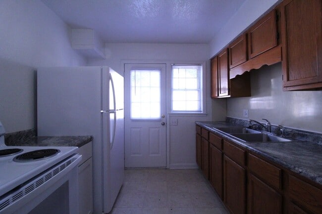 Building Photo - September FREE On This 2 Bedroom 2 Bath Du...